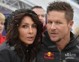 Freundin als Tisch: Felix Baumgartner postet umstrittenes Foto