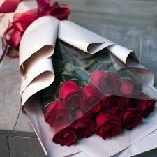 Il significato delle rose rosse è chiaro.questa rosa non si regala ad una persona qualsiasi ,ma ad una persona che amiamo o che vogliamo conquistare. 2020