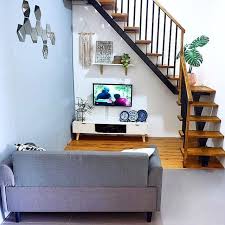 Dalam hal ini anda hanya perlu menempatkan beberapa perlengkapan untuk selanjutnya dalam mempersiapkan penataan ruang tv bawah tangga minimalis yang perlu anda perhatikan adalah jarak pandang. Inilah Dia Inspirasi Ruang Keluarga Yang Cantik Sederhana Desainer Interior Indonesia