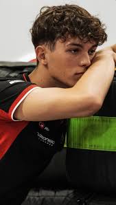 今天的主角是我們Ollie熊！🐻 Oliver James Bearman 也就是Ollie、歐哩、小熊、熊人2005/05/08  出生於英國倫敦（貨真價實London boy啊啊啊他現在才19歲欸）  我們歐哩第一次接觸卡丁車的時候才六歲～當時是因為媽媽和舅舅的關係（聽說舅舅常邀功說自己是第一個帶他開卡丁車 ...