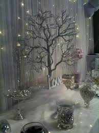 Mayo es, entre muchas otras cosas, el mes que da el pistoletazo de salida para la celebración de bodas la celebración de una boda al aire libre no tiene por qué estar reñida con la elegancia del estilo clásico. Decoracion Y Arreglos Plateados Para La Boda De Plata 25 Anos De Matrimonio