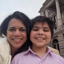 Acusan a maestra por romperle dos dedos a uno de sus alumnos de jardín de  niños, en Pflugerville, Texas