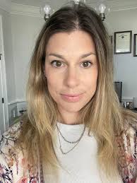 I love how this makeup turns out looking perfect every time. No matter how  long you spend doing it. In one pic I quickly spotted each color