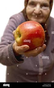 Donna vecchia con dito immagini e fotografie stock ad alta risoluzione