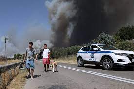 Στο σημείο επιχειρούν 45 πυροσβέστες με 16 οχήματα και 3 ομάδες πεζοπόρο. Dw9sxosqcsng8m