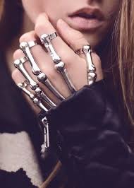 Choque De Mundos En 2020 Pulsera De Mano Joyas Para La Mano Joyeria De Moda