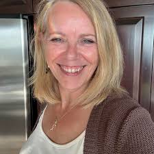 Morning everyone, please could you tell me what perfume you are planning to  wear