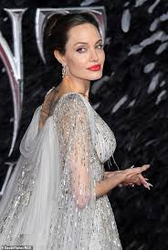 Ruscio / getty images in honor of world bee day, angelina teamed up national geographic for a startling. Angelina Jolie Is Named Godmother Of Beekeeping Program Aktuelle Boulevard Nachrichten Und Fotogalerien Zu Stars Sternchen