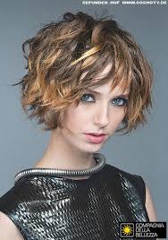 Vom dutt über einen hohen zopf bis hin zum bob für kurze oder mittellange haare ist für jede haarlänge. Frisuren Bilder Freche Wellen Fur Schones Volumen Im Stufen Bob Frisuren Haare