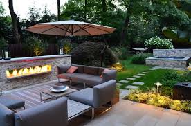 Eine feuerstelle im garten hat einfach etwas magisches. Feuerstelle Im Garten Sammeln Wir Uns Doch Ums Feuer Im Garten Herum Feuerstelle Garten Gartengestaltung Hinterhof