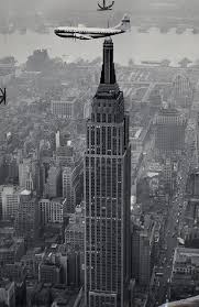 With The Empire State Building Below Pan Am S Clipper The World S Largest And Fastest Commercial Airliner Takes A Preview Vintage New York Old Photos Photo