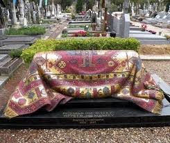 Les Tissus Laïk - La tombe de Rudolf Noureev au cimetière russe de  Sainte-Geneviève-des-Bois (Essonne). Elle reprend en mosaïque le motif d'un  tapis kilim que le danseur et chorégraphe affectionnait. via  haute.decoration.over-blog * #