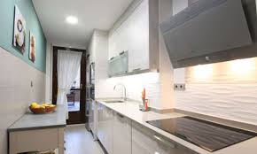 Además al ser una sala bastante estrecha y alargada, vamos a conseguir una decoración apropiada. Cocina En Zaragoza Centro Cocinas Zaragoza Astilo Cocinas 976 21 69 50