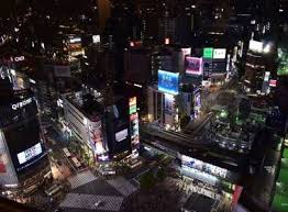 It's all neon lights, trendy japanese teens in wild outfits. Tokyo Das Szeneviertel Shibuya Besichtigen Japan Experience De