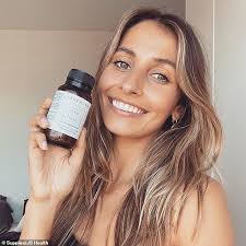 Retinol, a vitamin a derivative, is commonly found in topical acne treatments, so it wasn't too surprising to hear that vitamin a supplements combat acne symptoms.according to garshick, studies have shown that patients with more severe acne were found to have lower levels of vitamin a—which makes sense considering that the oral form of vitamin a, isotretinoin, decreases oil production. Student Reveals The Diet And Skincare Regime That Cleared Up Her Embarrassing Acne Using Js Health Newsopener