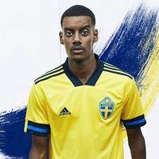 Handla kläder för fotboll av märken som craft, adidas, nike. Har Ar Sveriges Nya Landslagstroja Till Em 2020 Med En Intressant Detalj For Alla Fansen