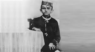 Akabinde hindistan'a dönerek avukatlık mesleğini burada icra etmeye karar verdi. Mahatma Gandhi The Great Soul Tsem Rinpoche
