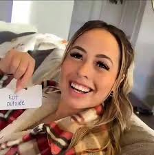 Normalize, letting ur girlfriend have male friends💯