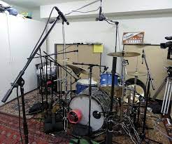 Below is the resulting footage of the band's garage tour from this past april, where they played the homes of a select few lucky contest winners from across north america. Foo Fighters Recording Wasting Light