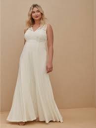 This style is dramatic and directs your audiences attention towards a halter top wedding dress features straps or fabric that turn inward often tying hooking or informal plus size wedding dress 267. 20 Plus Size Wedding Dresses For Every Size Shape Style