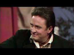 Roger Miller, Johnny Cash'in keyfini yerine getirmek için The Johnny Cash  Show'da I Walk the Line'ı taklit ediyor. : r/videos