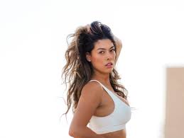 An OnlyFans creator and single mother of 4 explains how much shes earned in  11 months on the platform — and how she uses cooking and Spanish lessons to  promote her account |