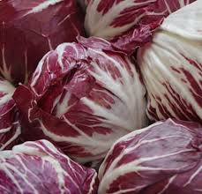 Mentre il riso cuoce, spadella il radicchio e taglia la pancetta a dadini; Radicchio O Insalata Trevigiana Coltivare Cicorie Da Cespo
