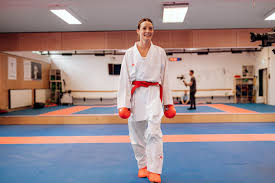 La parola italiana libro deriva dal latino liber.il vocabolo originariamente significava anche corteccia, ma visto che era un materiale usato per scrivere testi (in libro scribuntur litterae, plauto), in seguito per estensione la parola ha assunto il significato di opera letteraria. Bettina Plank