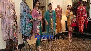 Salah satu fashion item nusantara yang sebaiknya tidak anda lewatkan adalah dress batik. Batik Chic Surabaya Keluarkan Motif Porcelain Khas Peranakan Untuk Imlek 2020 Surya