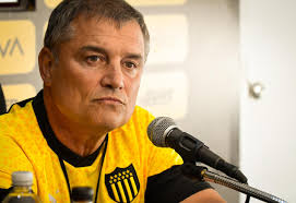 Diego Aguirre y la búsqueda intensa del "9" para Peñarol: de pensar que  estaba hecho al "hoy estamos en cero"