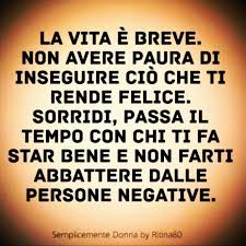 La Vita E Breve Non Avere Paura Di Inseguire Cio Che Ti Rende Felice Sorridi Passa Il Tempo Con Chi Ti Fa Star Bene E Non Farti Ab Felicita Citazioni Parole