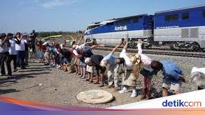 Proyek senilai rp 80 triliun ini menjadi milestone tak hanya bagi indonesia juga china. Tradisi Buka Celana Dan Pamer Pantat Ke Kereta Lewat