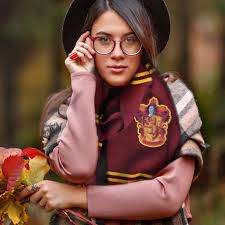 Harry potter gryffondor harry potter trucs tenue ado fille tenues ado les animaux fantastiques mode et beauté fringues vetements chemises harry potter. Echarpe Harry Potter A Franges A L Effigie De Gryffondor Sur Logeekdesign