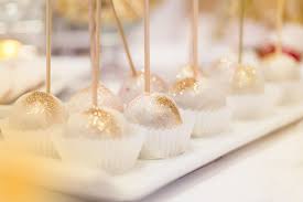 Schnell Gemacht Glitzer Fingerfood Fur Deine Party Desired De Glitzer Kuchen Fingerfood Glitzer Cake Pops
