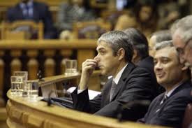 Fez parte da equipa fundadora do público em 1990, onde trabalhou . Carlos Lopes Um Fotojornalista De Camara Em Riste E Olhar Atento Fotografia Publico