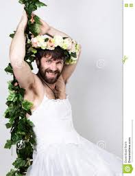 Welche brautkleider sind die besten für die hochzeit? Bartiger Mann Im Hochzeitskleid Einer Frau Auf Ihrem Nackten Korper Haftend Der Rebe An Auf Seinem Kopf Ein Kranz Von Blumen Lus Stockfoto Bild Von Darstellung Zeigen 70429594