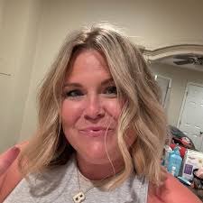 Who can recommend a hairstylist for naturally curly/wavy hair and grey  coloring in Lebanon, TN?