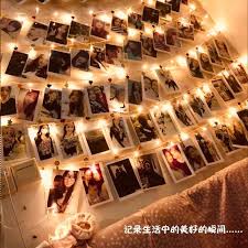 Kamu bisa mempercantik kamar dengan menempelkan lampu di dinding kamar kemudian tempelkan foto teman atau keluarga dengan menggunakan klip. Harga Lampu Kamar Tidur Dekorasi Terbaik Mei 2021 Shopee Indonesia