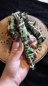 Baton De Fumigation A La Sauge Laurier Et Menthe La Fumigation De Ce Smudge Permet Une Purification Profonde Des Lieux Smudge Sticks Witchcraft Sage Smudging
