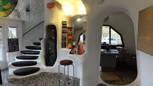 Le Village Des Barbapapas Est A Vendre Maison Bulle Maison Earthship Interieur Maison Design