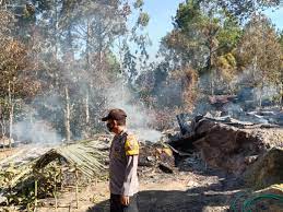 Guys jadi air terjun ini belum punya nama, dan letaknya itu berada di tandung nanggala toraja utara. Diduga Akibat Arus Listrik 1 Unit Rumah Panggung Di Se Pon Lembang Nanggala Toraja Utara Ludes Terbakar Liputan4 Com