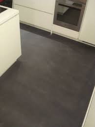 Mit Der Bodengestaltung In Unserer Neuen Kuche Sind Wir Sehr Zufrieden Sagt Frau S Aus Wiesbaden Zu Mir Bodengestaltung Design Fussboden Linoleum Fussboden