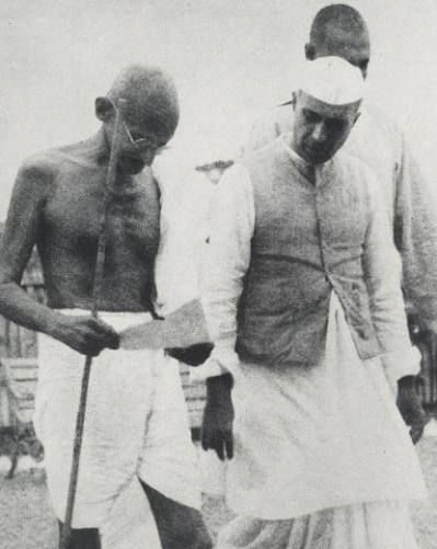 File:Jawaharlal Nehru with Mahatma Gandhi during a meeting of Working Committee of the Congress at Wardha.jpg - Wikimedia Commons