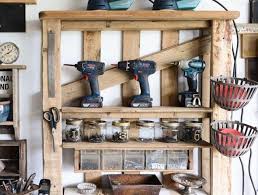 Etagere Palette 49 Idees Et Un Tutoriel Pour La Fabriquer Archzine Fr Rangement En Palette Etagere Palette Idee Bricolage Maison