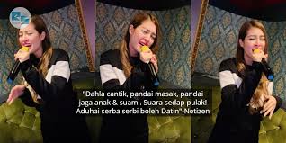 Eina azman itu mendirikan rumah tangga dengan ahli perniagaan, datuk paduka kaiser gurmeet harden abdullah, 37, pada 31 ogos 2014 dan dikurniakan sepasang an. Bukan Hebat Memasak Je Tak Sangka Ini Yang Terjadi Bila Dp Eina Azman Nyanyi Erin Sakura