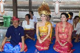 Selamat dalam bahasa bali adalah rahayu atau jika ditambahkan kata semoga (dumogi/dumadak) misalnya dumogi rahayu (semoga rahayu, semoga dalam keadaan baik/ selamat) , maka kata ini berubah menjadi rahajeng. Makna Mendalam Rangkaian Prosesi Pernikahan Adat Bali