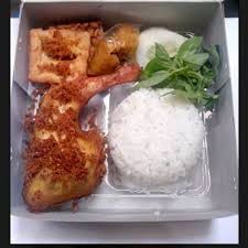 189 resep ayam goreng lalap ala rumahan yang mudah dan enak dari komunitas memasak terbesar dunia! Nasi Kotak Ayam Lalapan Ayam
