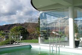 Glasschiebeturen Raumhoch Fur Poolhauser Und Terrassenverglasungen Glasschiebetur Terrassenverglasung Pool Haus