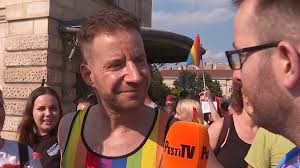 Pesti tv hoy a las 14:01 varga ádám és vésey kovács lászló álruhában látogatott el az idei bu. M8u7onc28tsocm