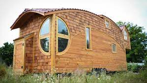 New Tiny House Lives Large With Extra High Ceiling And Fun Curves Maisons Minuscules Maison Cabanon